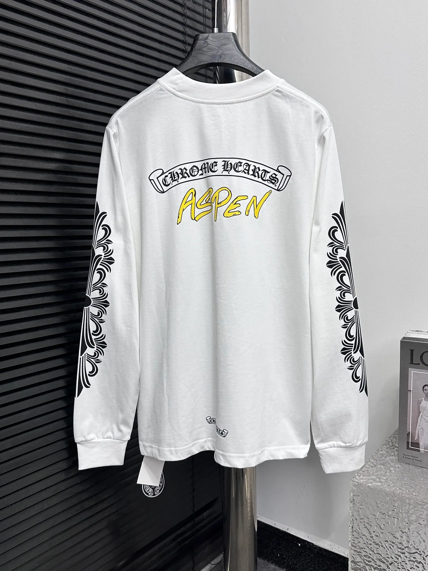 🅿️232 [Come hearts] Crow heart graffiti letters are limited to Sanskrit printed long sleeves. The collar and cuffs have high-weight threads. The fabric is custom-woven and dyed 280g double-yarn pure cotton. The washed anti-counterfeiting tags and other accessories are all in the correct version. It is super conspicuous, super pretty, and super stylish. The same style for men and women! The overall upper body highlights fashion and individuality. Wearing it together as a couple is a recommended T-shirt by the Street Ace!! Same style for men and women. Size: XS-L